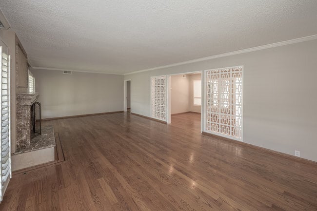 View of livingroom as seen from the front door - 832 Coolidge Dr