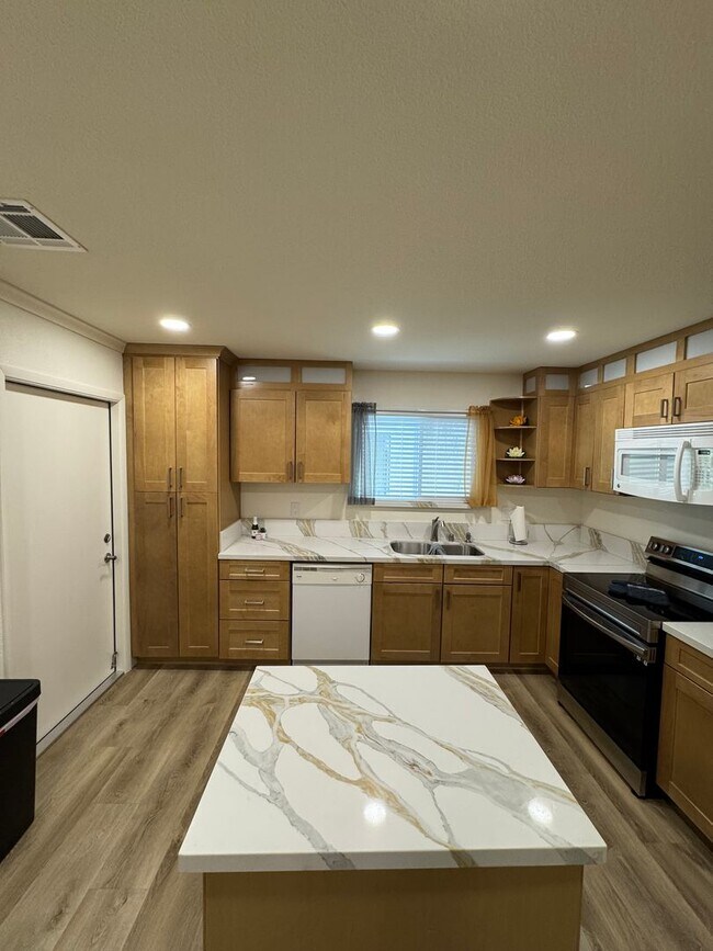 Building Photo - Beautifully Renovated 2 Bedroom Condo - Partially Furnished