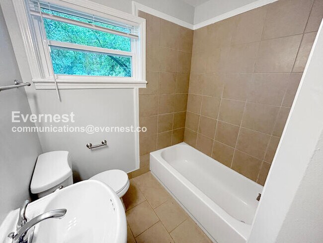 Building Photo - 3 Bed/1 Bath Home with Off-Street Parking / Pet-Friendly / Vouchers Accepted / Available Now!