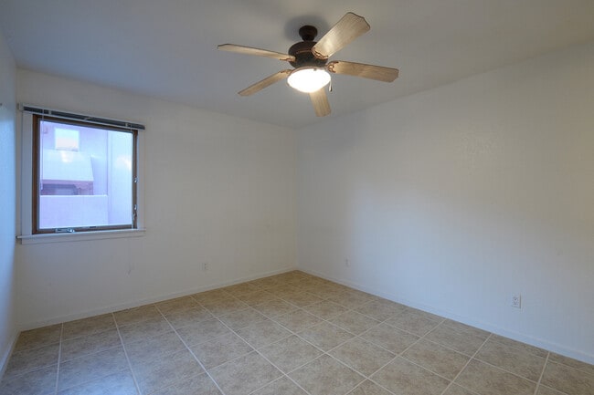 Building Photo - Gorgeous Ground Level Condo in desirable c...