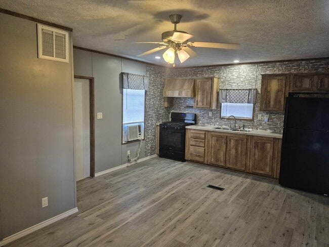 Building Photo - 222 Shadow Oaks Dr