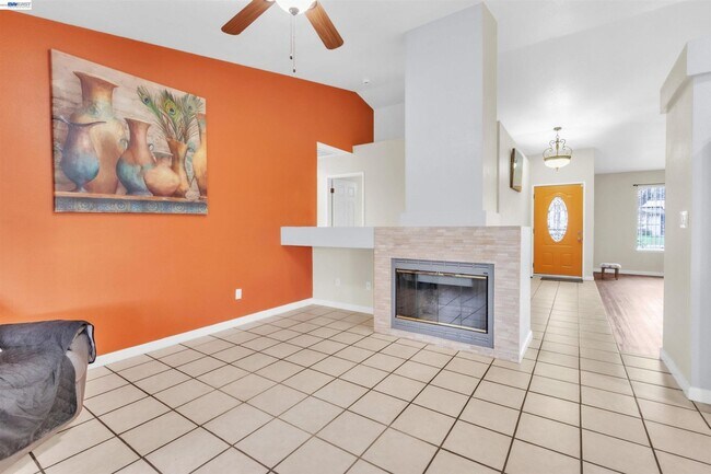 Building Photo - 3 Bed, 2 Bath