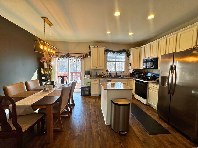 Building Photo - Well-Located 3BR, 2-Full, and 2-Half Bath Townhouse w/ One-Car Garage in Sterling, VA