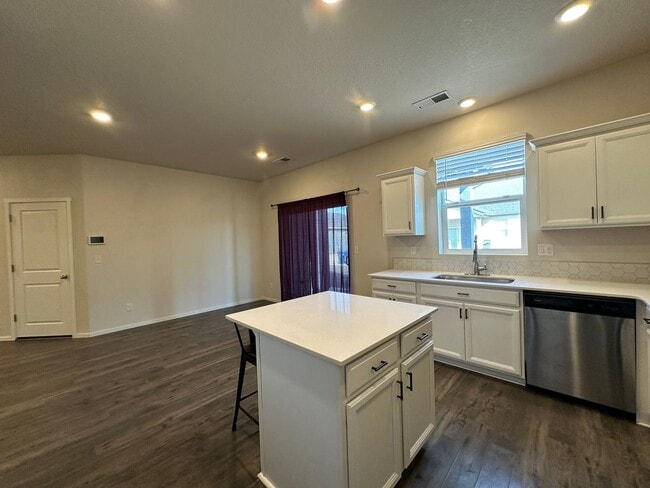 Building Photo - Single Level 2 Bedroom / 2 Bathroom House ...