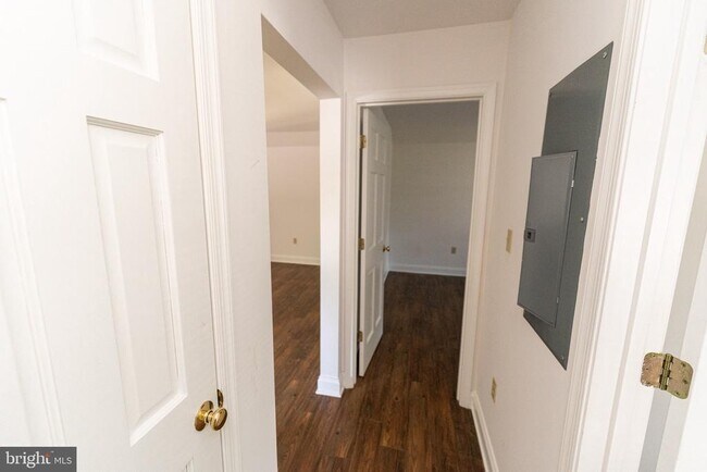 Building Photo - 804 Travers St