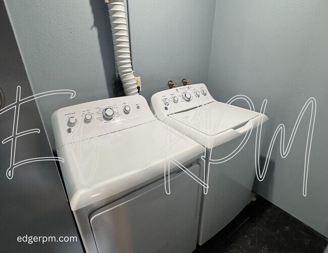 Building Photo - 4 bed/2 bath with 2nd Living room!