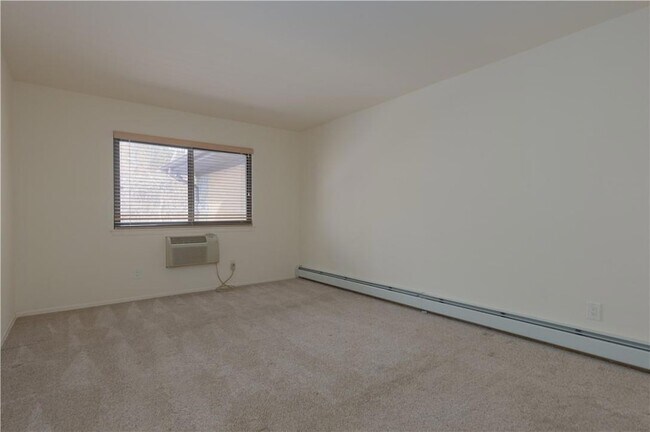 Building Photo - 8 E Lawrence Park Dr