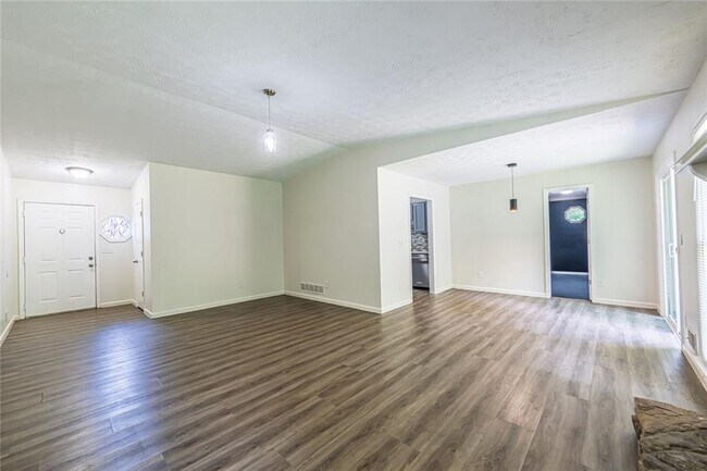 Building Photo - 2100 Whitebluff Way NE