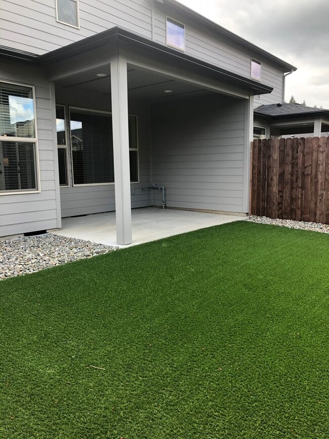 Building Photo - Gorgeous Townhome