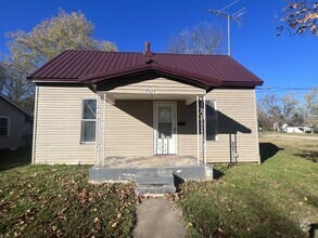 Building Photo - COMING SOON: Cute 2 Bedroom/ 2 bathroom ho...
