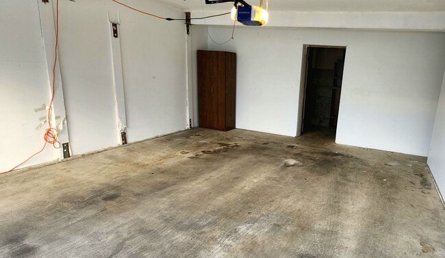 Building Photo - Spacious 2 bedroom Townhome w/ 2 car garage