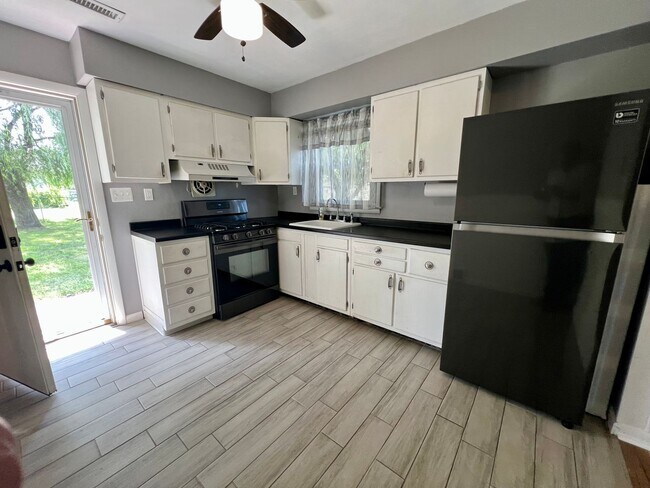 Building Photo - 4604 David Dr