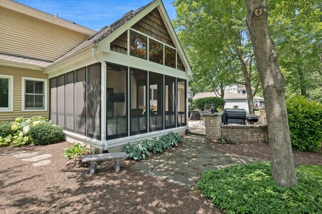 Building Photo - 2104 Kenton Ln