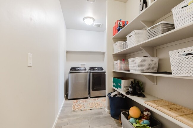 Building Photo - Meticulously Clean 3 bedroom 2 bathroom Home