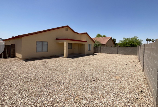 Building Photo - NOW AVAILABLE! - 8408 W Catalina Dr, Phoen...