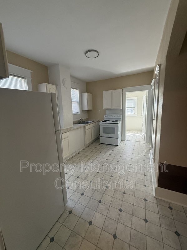 Building Photo - 1014 E 1st St