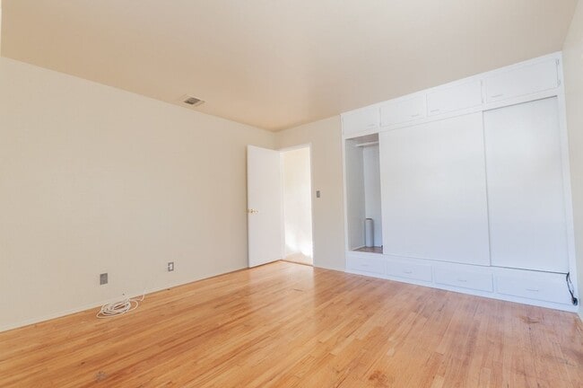 Building Photo - Beautiful single family house for rent