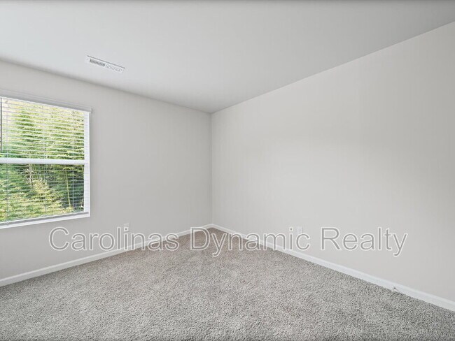 Building Photo - 914 S Battleground Ave