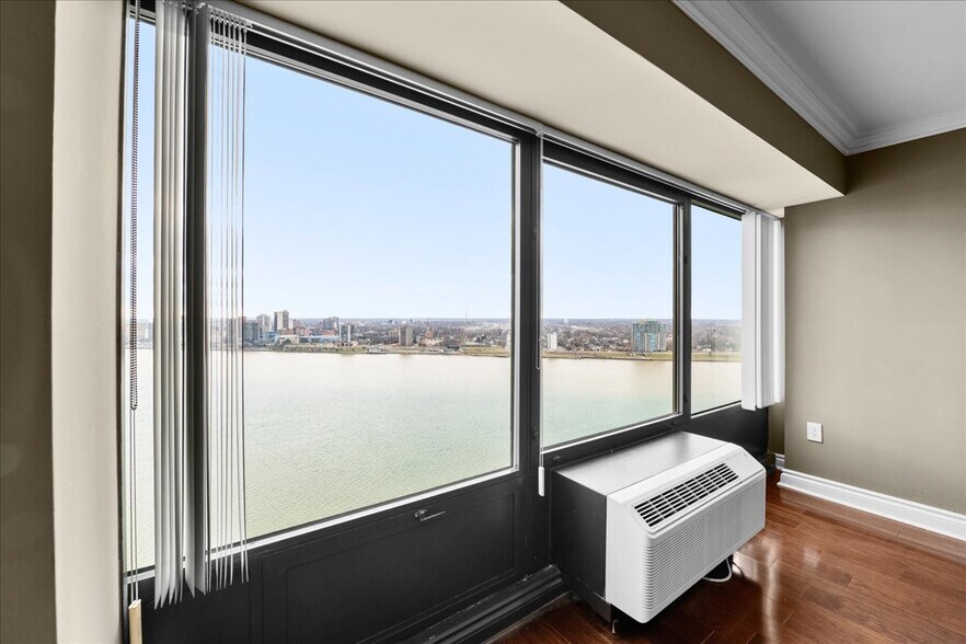 Building Photo - 300 Riverfront Dr