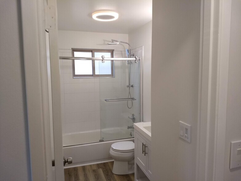 Building Photo - 2521 NE 125th St