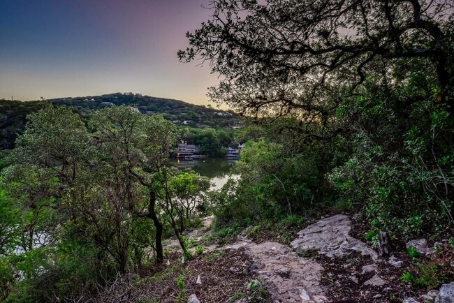 Building Photo - 1712 Lakeshore Dr