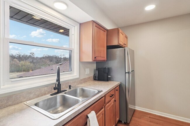 Building Photo - 23460 W N Lakewood Ln