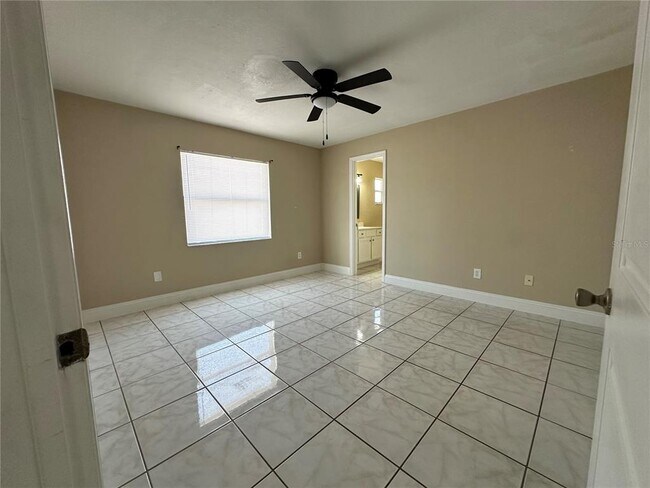 Building Photo - 27 W Country Cove Way