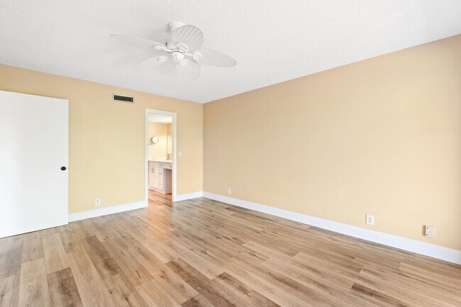 Building Photo - 12015 Greenway Cir S