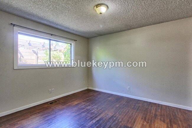 Building Photo - 2 Bed, 1 Bath Duplex Unit in Rose Village