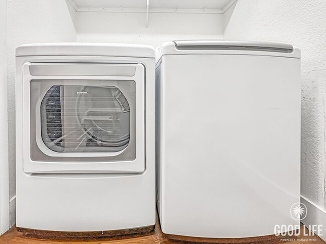 Building Photo - Beautiful Updated 2 Bed 2.5 Bath Condo in Hillcrest!