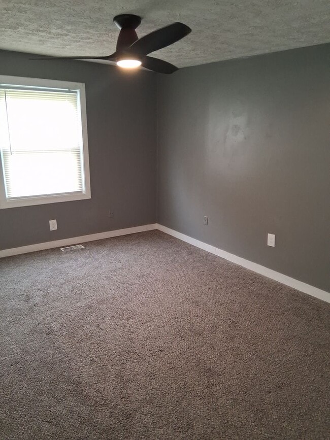 Building Photo - Charming 2 bed 1 bath with AC, large fence...