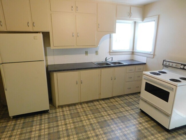 Building Photo - 2 Bed 1 Bath House in El Dorado w/ Hardwoo...