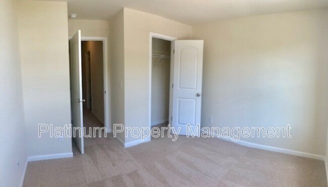 Building Photo - 2048 Reavis Bluff