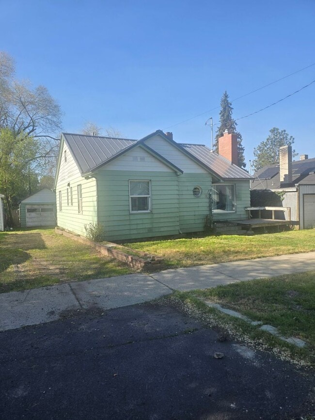 Building Photo - Supper cute 3 bedroom 1 bath house. This house has lots of charm.  The upstairs is one big bedroo...
