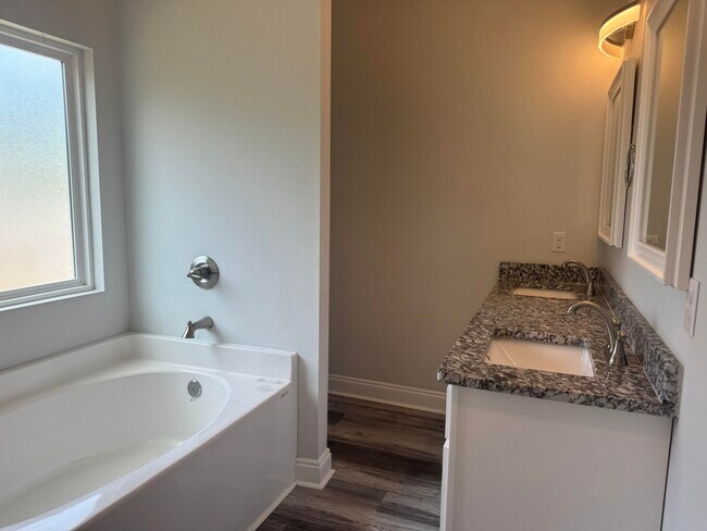 Building Photo - 5791 Kellie Dr