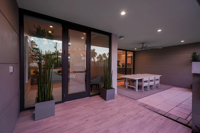 Building Photo - 4011 Bayview Dr