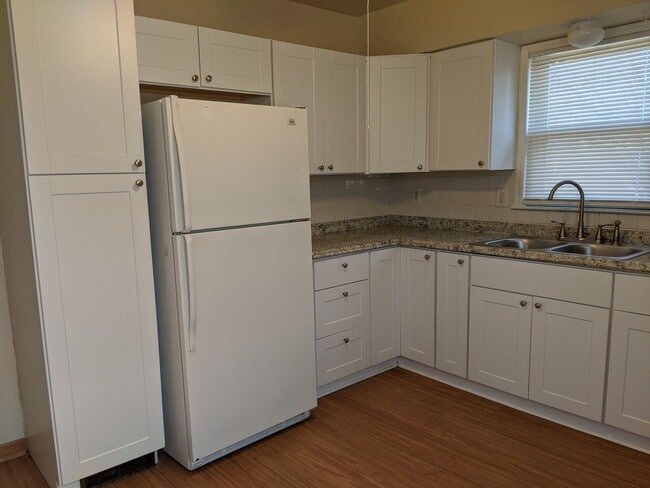 Building Photo - Gorgeous 3 Bed Upper Available with shared Garage & Hardwood floors, Appliances incl.