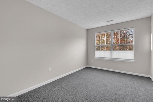 Building Photo - 10 Ironstone Ct