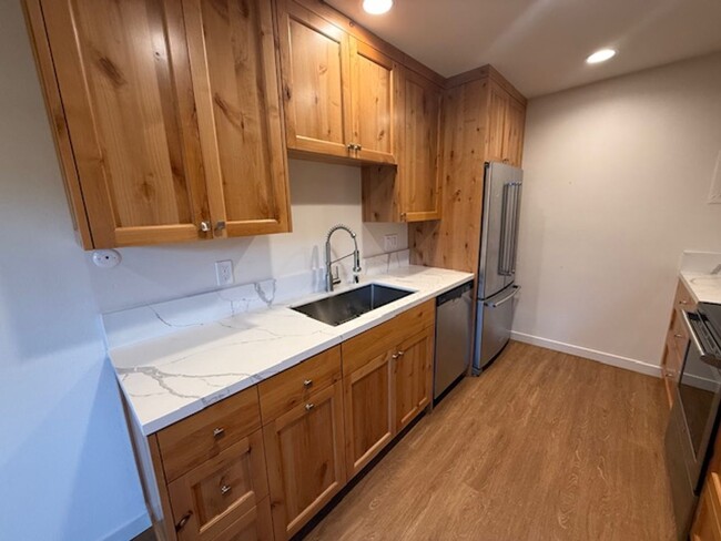 Building Photo - Completely Remodeled 2 bedroom condo in Tu...