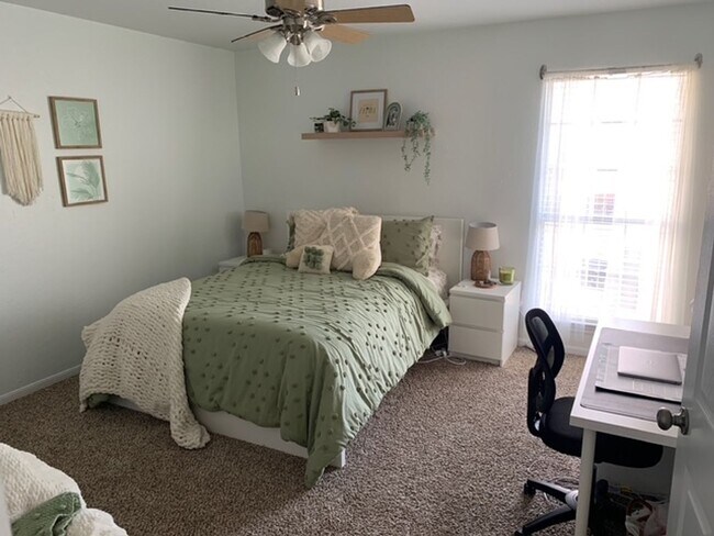 Building Photo - Updated Baylor Furnished Condo