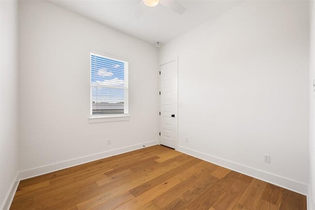 Building Photo - 212 E 20th St