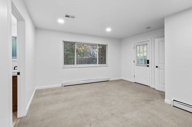 Building Photo - Charming and Renovated 4 Bedroom 2 Bathroo...