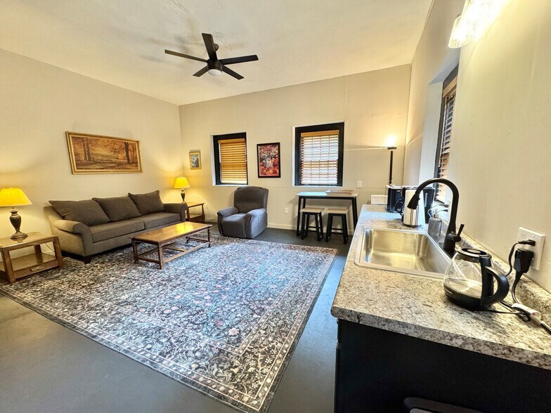 Building Photo - 2632 Wellington Rd