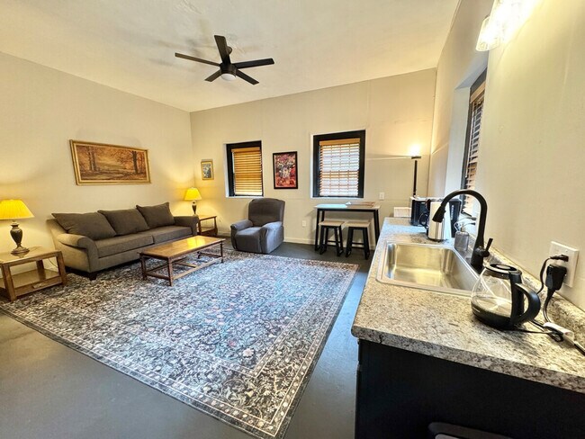 Building Photo - 2632 Wellington Rd