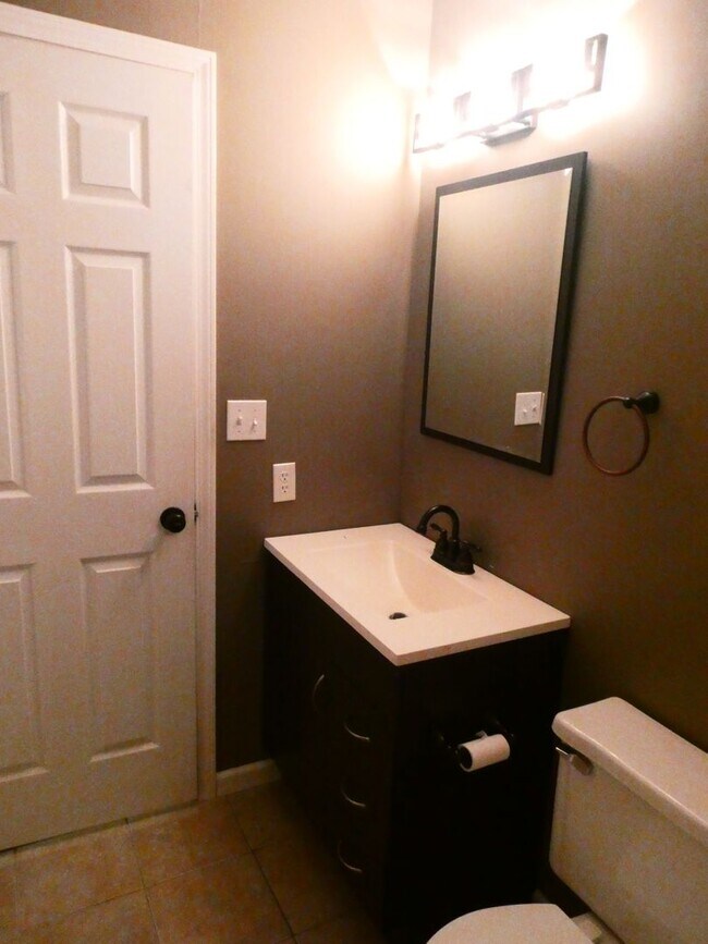 Building Photo - 3 Bedroom 2.5 Bath- Off Broadway Condominiums