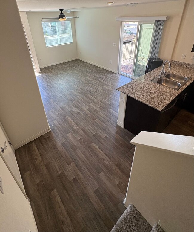 Building Photo - 2 Bedroom Townhouse in North Las Vegas