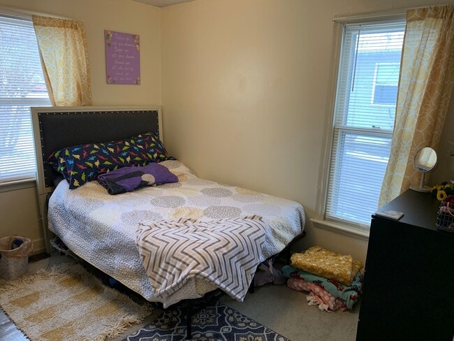 Building Photo - Charming 2 Bed/1 Bath Home Near the K-Stat...