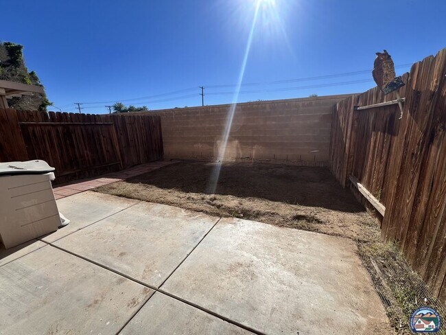 Building Photo - 1160 Rosas St