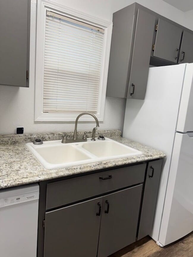 Building Photo - Quiet neighborhood!!