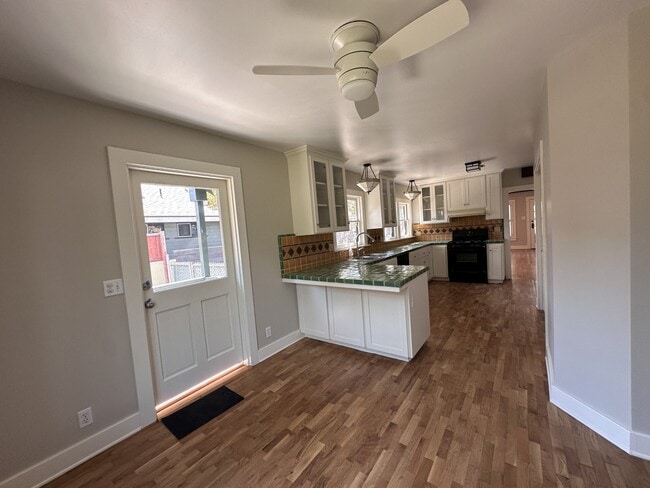 Building Photo - 930 N Fairview St